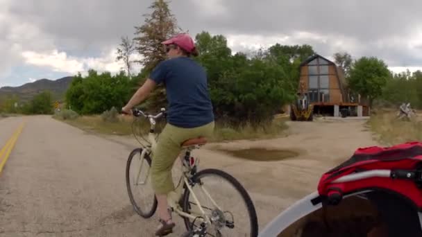 Mujer tirando remolque bicicleta — Vídeo de stock