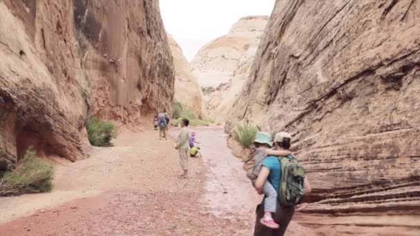 家庭通过插槽峡谷徒步旅行 — 图库视频影像