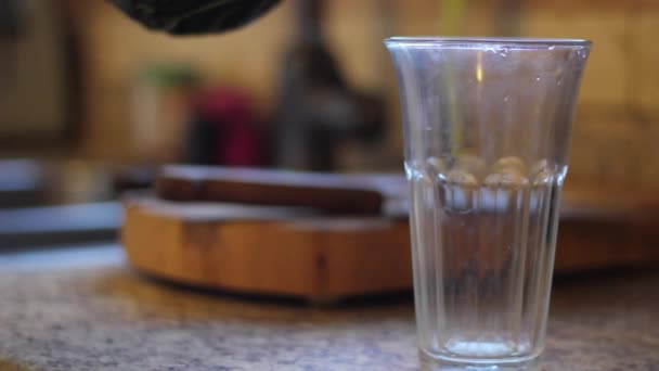 Água derramando em um copo — Vídeo de Stock