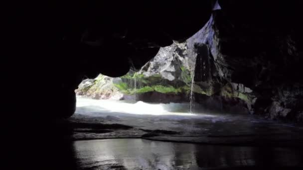 Tropiska hav grotta — Stockvideo