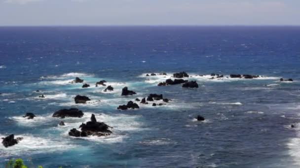 Linha de costa rochosa do oceano — Vídeo de Stock