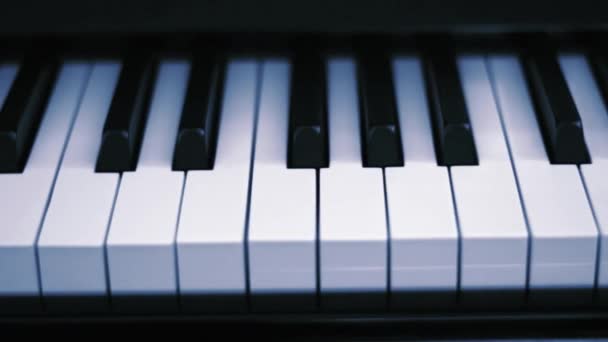 Hautnah an den Klaviertasten — Stockvideo