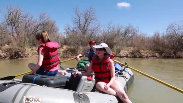 Gruppe Flussrafting auf dem Fluss San Juan an der Klippe — Stockvideo