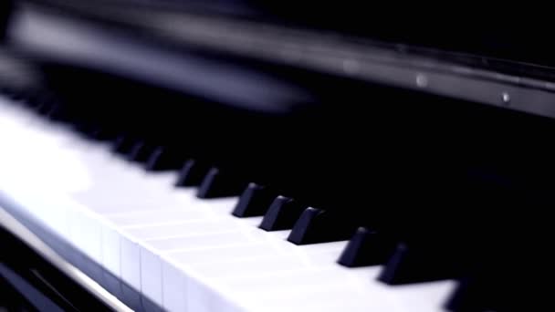 Close-up op piano toetsen — Stockvideo