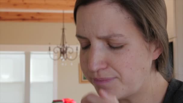 Zieke vrouw blaast neus in kleenex — Stockvideo