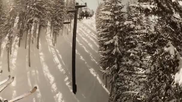 Ski lift on a mountain resort — Stock Video