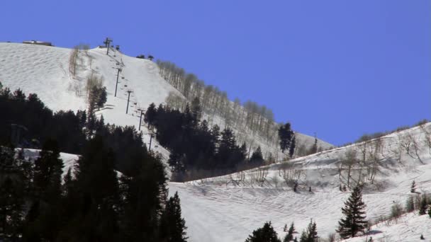Skifahrer in einem Bergskigebiet — Stockvideo