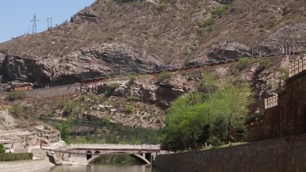 Tourists visit the hanging temple — Stock Video