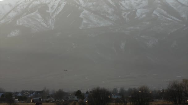 Paraglider Handelsbemiddeling in berg zonsondergang — Stockvideo