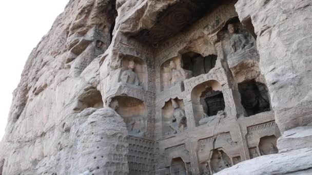 Скульптуры в пещерах Юньган в Датуне — стоковое видео