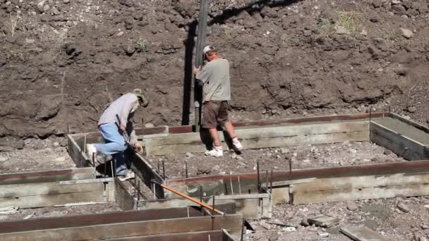 Trabalhadores da construção preparam uma casa — Vídeo de Stock