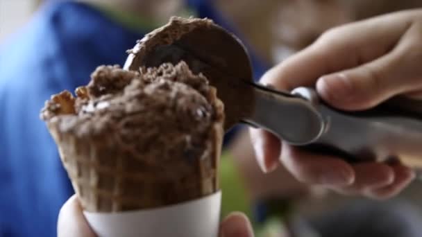 Скупка ванильного мороженого в конус — стоковое видео