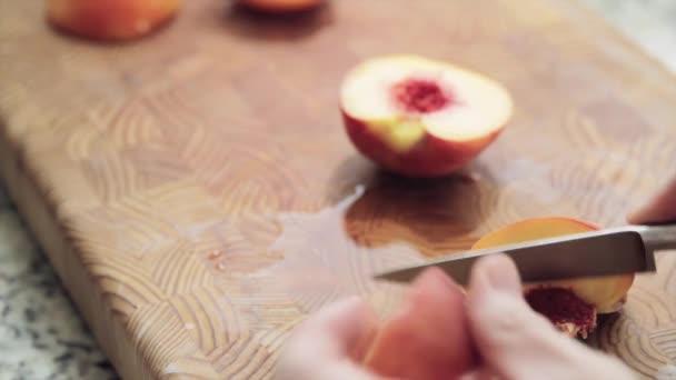 Woman pealing and slicing peaches — Stock Video