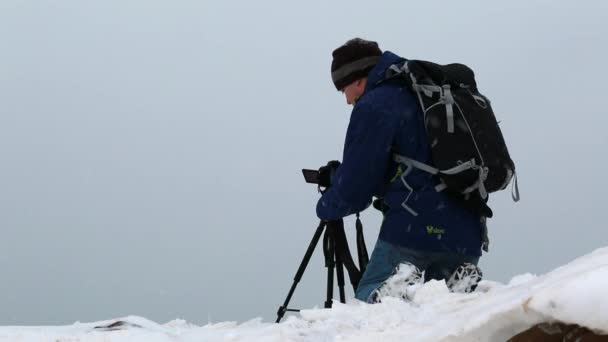 Fotógrafo tomando fotos del océano — Vídeos de Stock