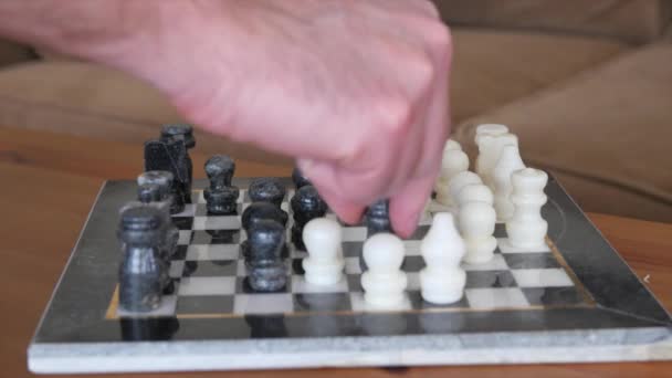 Дві людини грають у шахи — стокове відео