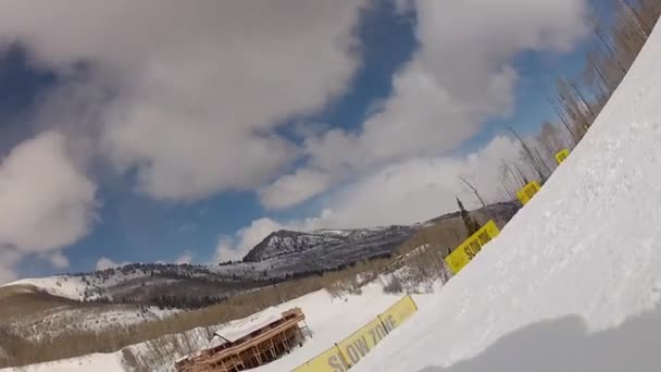 Skifahrer in der Parkstadt — Stockvideo