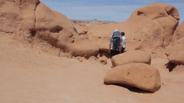 Семейный туризм в каньоне — стоковое видео