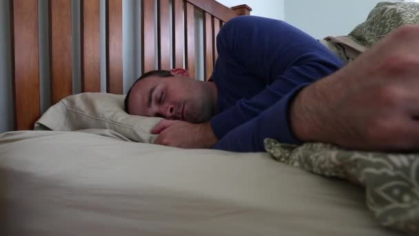 Uomo malato sdraiato nel suo letto — Video Stock