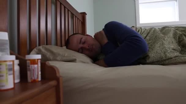 Malade allongé dans son lit — Video