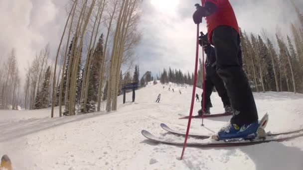 Esqui de downhill no resort de montanha — Vídeo de Stock
