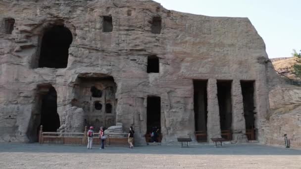 Touristes visitant les grottes de Yungang — Video