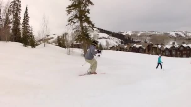 Homme skiant dans une station de montagne — Video