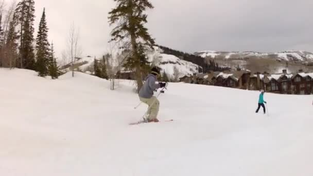 Mann ein Luftkur-und Wintersportort Park City Utah-Skifahren — Stok video