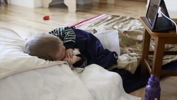 生病的男孩躺在地板上 — 图库视频影像