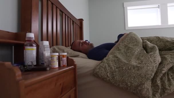 Malade allongé dans son lit — Video