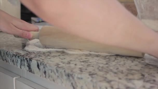 Mulher cozinhar na cozinha — Vídeo de Stock