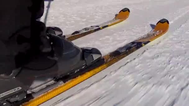Άνθρωπος σκι στο χιόνι — Αρχείο Βίντεο