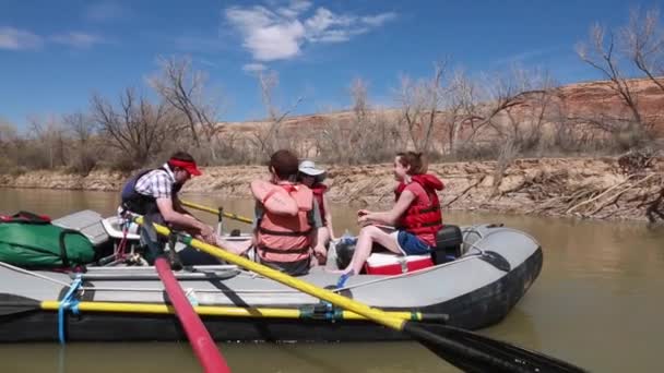 Group river rafting on san juan river by cliff — Stock Video