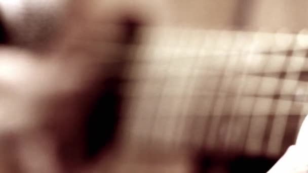 Ragazza che suona la chitarra — Video Stock