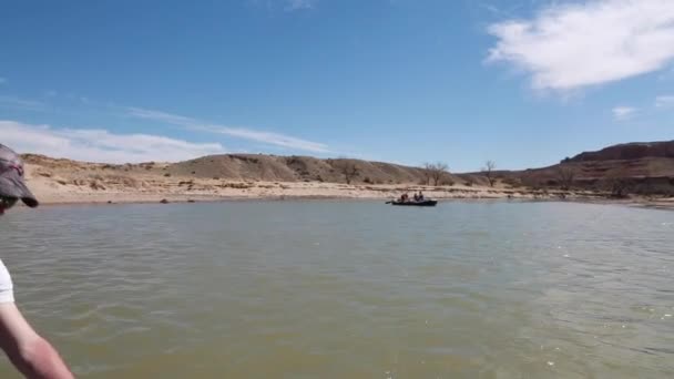 Familii plutind pe râu — Videoclip de stoc