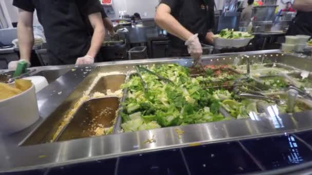 Servidores em Cafe Rio a preparar uma salada — Vídeo de Stock