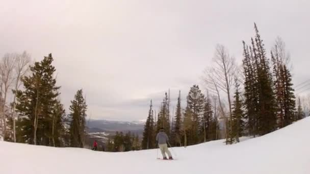 Man skidåkning på en mountain resort — Stockvideo