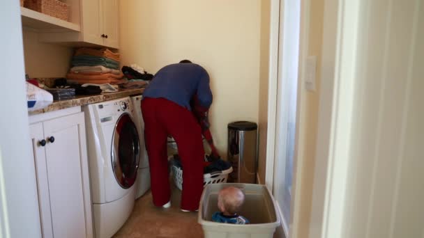 彼の幼児で洗濯をしている独身の父親 — ストック動画