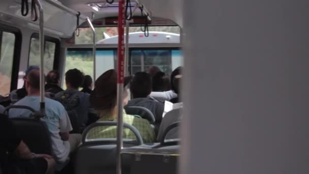 Κάθεται σε ένα λεωφορείο στο εθνικό πάρκο Zion — Αρχείο Βίντεο