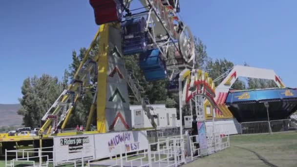 Paseos de carnaval en un parque — Vídeos de Stock