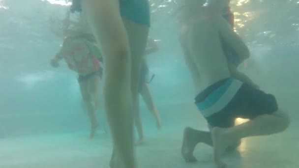 Menschen in einem öffentlichen Schwimmbad — Stockvideo