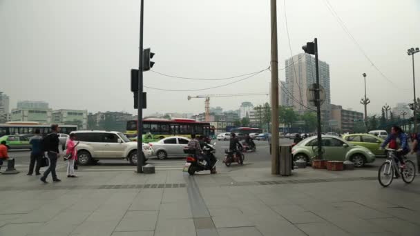 Verkeer op een drukke chinese straat — Stockvideo