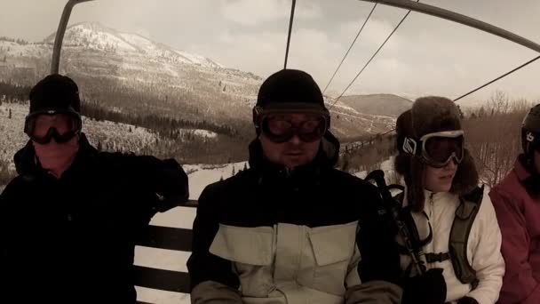 Skifahrer in der Parkstadt — Stockvideo