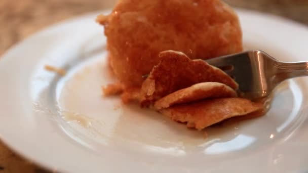 Hombre comiendo panqueques — Vídeo de stock