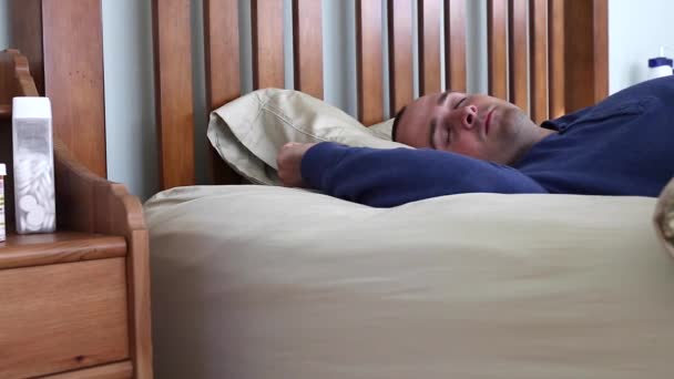 Homem doente deitado em sua cama — Vídeo de Stock