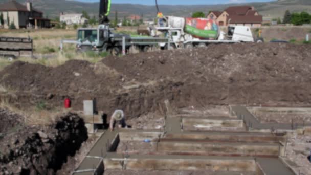 Arbeiter bereiten Fundamente vor und gießen sie — Stockvideo