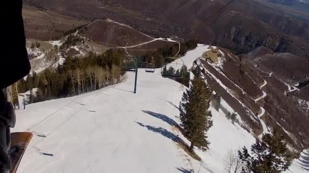 Skilift op een bergresort — Stockvideo
