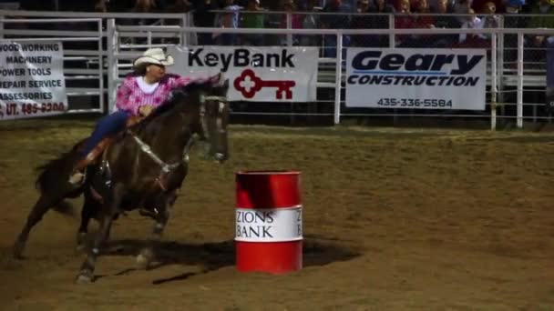 A cowgirl barrel racing at the rodeo — Stock Video