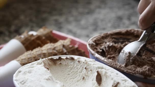 Scooping vanilla ice cream into cone — Stock Video
