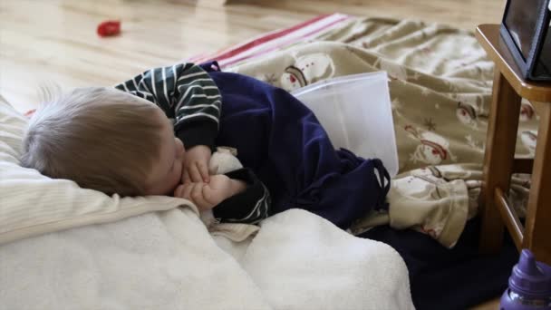 Chory chłopiec leżącego na podłodze — Wideo stockowe