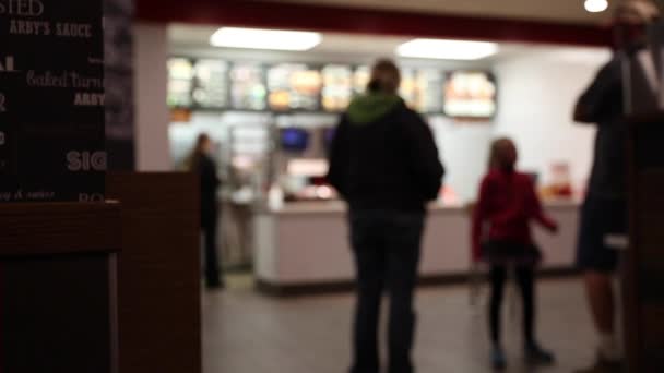 People are waiting at a restaurant — Stock Video